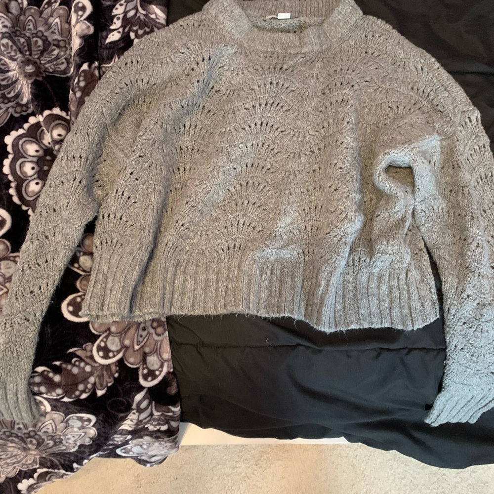 American Eagle cropped gray sweater